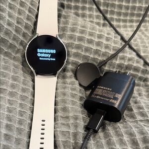 Samsung gakaxy6 Smartwatch - 44mm Black and silver face w/ 22mm Lt gray band